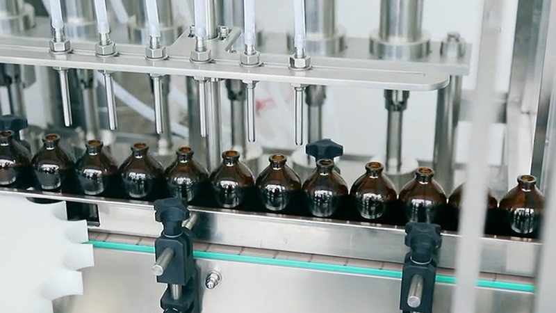 哪些商品是由自动液体灌装机灌装的？ 